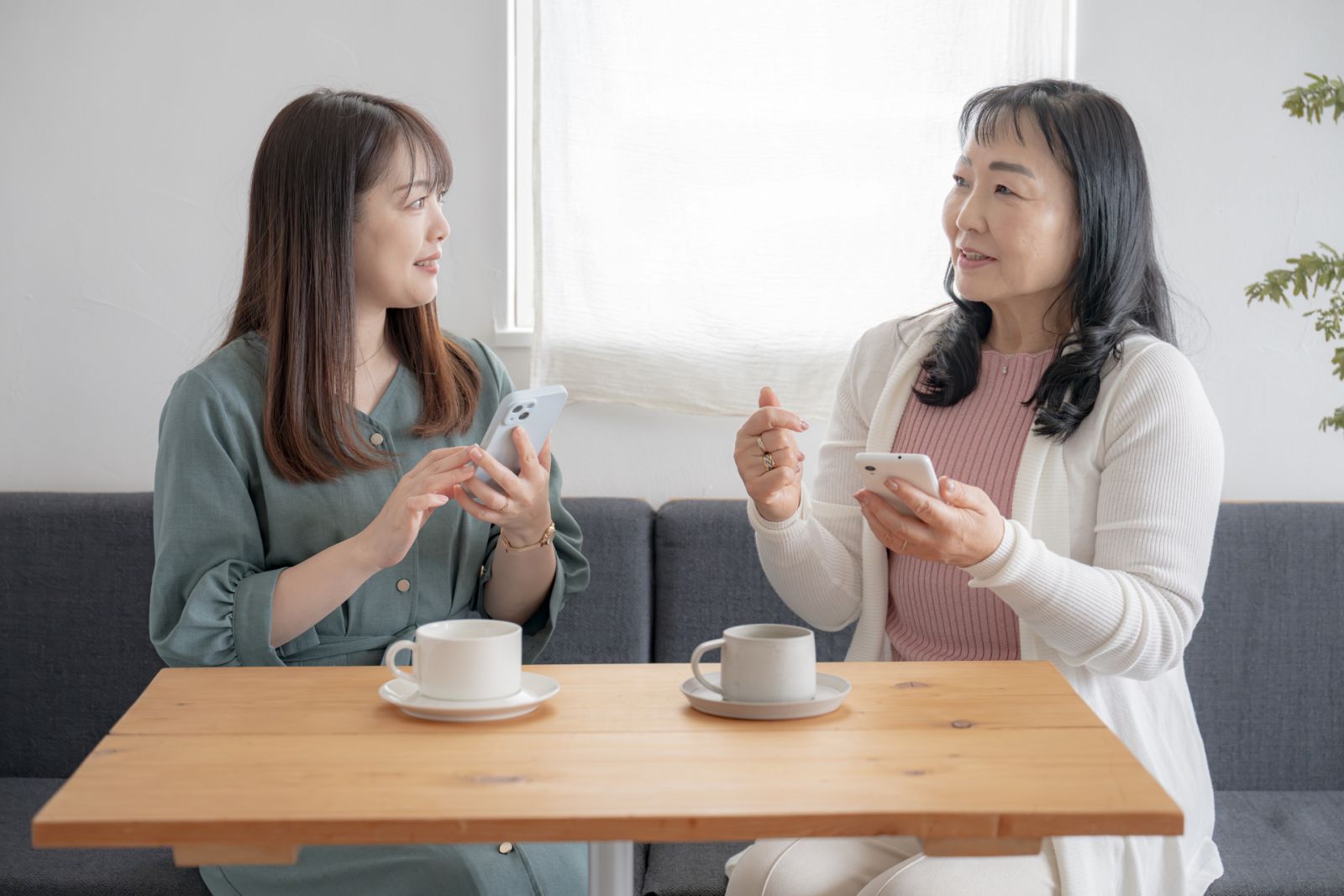 カフェで向かい合って話す二人